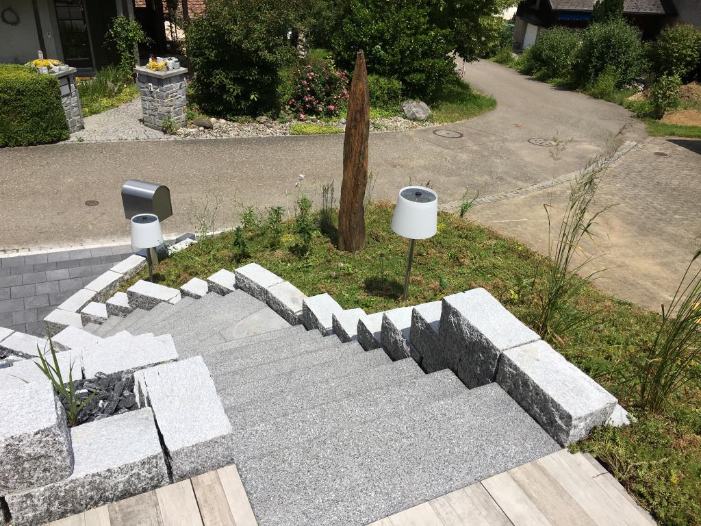 Treppe Granitumrandung, Naturstein von Gartenbau Michi Matter, Kölliken im Kanton Aargau